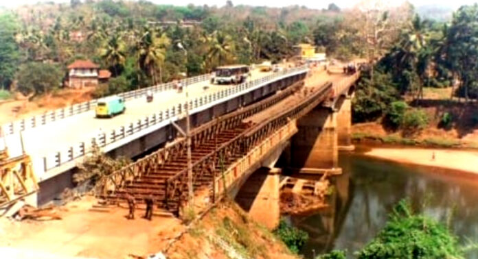 1996 ജൂലൈ 29 വൈകിട്ട് 3:50 : റാന്നിയെ രണ്ടായി വിഭജിച്ചുകൊണ്ട് വലിയപാലം പമ്പാനദിയില് പതിച്ചു 1996 ജൂലൈ 29 വൈകിട്ട് 3:50 : റാന്നിയെ രണ്ടായി വിഭജിച്ചുകൊണ്ട് വലിയപാലം പമ്പാനദിയില് പതിച്ചു
