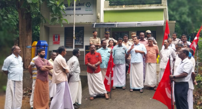 സി.പി.എം മന്ദമരുതി ലോക്കല് കമ്മറ്റി ചേത്തയ്ക്കൽ വില്ലേജ് ഓഫീസിലേക്ക് മാര്ച്ചും ധര്ണ്ണയും നടത്തി സി.പി.എം മന്ദമരുതി ലോക്കല് കമ്മറ്റി ചേത്തയ്ക്കൽ വില്ലേജ് ഓഫീസിലേക്ക് മാര്ച്ചും ധര്ണ്ണയും നടത്തി