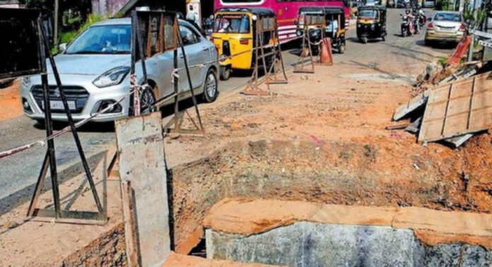 പത്തനംതിട്ട നഗരത്തില് റോഡ് നിര്മ്മാണം പുരോഗമിക്കുന്നു : ഗതാഗതക്കുരുക്ക് പരിഹരിക്കാന് നടപടിയില്ല പത്തനംതിട്ട നഗരത്തില് റോഡ് നിര്മ്മാണം പുരോഗമിക്കുന്നു : ഗതാഗതക്കുരുക്ക് പരിഹരിക്കാന് നടപടിയില്ല