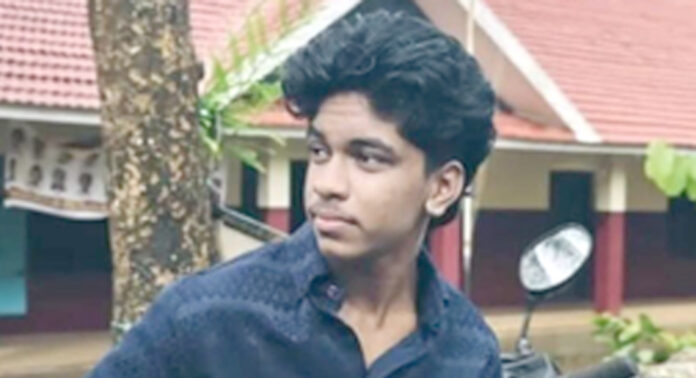 കോന്നിയില് പതിനേഴുകാരന് വീടിനുള്ളില് തൂങ്ങി മരിച്ച നിലയില് കോന്നിയില് പതിനേഴുകാരന് വീടിനുള്ളില് തൂങ്ങി മരിച്ച നിലയില്