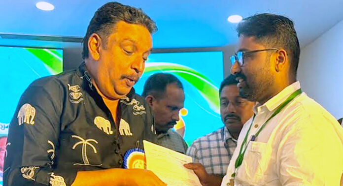 വനാതിർത്തി പങ്കിടുന്ന റോഡുകൾ ഗതാഗത യോഗ്യമാക്കണം – വെടിവെച്ചു കൊല്ലുന്ന കാട്ടുപന്നികളെ ഭക്ഷണമായി ഉപയോഗിക്കുവാൻ അനുവാദം നൽകണം : പ്രമോദ് മന്ദമരുതി വനാതിർത്തി പങ്കിടുന്ന റോഡുകൾ ഗതാഗത യോഗ്യമാക്കണം – വെടിവെച്ചു കൊല്ലുന്ന കാട്ടുപന്നികളെ ഭക്ഷണമായി ഉപയോഗിക്കുവാൻ അനുവാദം നൽകണം : പ്രമോദ് മന്ദമരുതി
