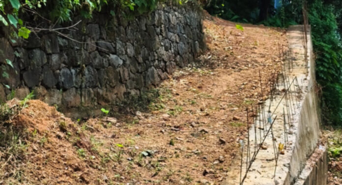 നിര്മ്മാണം പൂര്ത്തീകരിച്ചില്ല : അപകടക്കെണിയായി തണ്ണിത്തോട് കുടുംബക്ഷേമ ഉപകേന്ദ്രത്തിലേക്കുള്ള വഴി നിര്മ്മാണം പൂര്ത്തീകരിച്ചില്ല : അപകടക്കെണിയായി തണ്ണിത്തോട് കുടുംബക്ഷേമ ഉപകേന്ദ്രത്തിലേക്കുള്ള വഴി