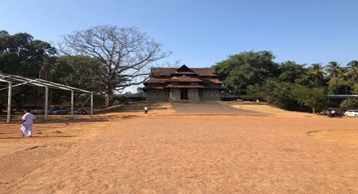 തേക്കിൻകാട് മൈതാനത്ത് രാഷ്ട്രീയ യോഗങ്ങളും പരിപാടികളും നടത്തുന്നത് കേരള ഹൈക്കോടതി നിരോധിച്ചു തേക്കിൻകാട് മൈതാനത്ത് രാഷ്ട്രീയ യോഗങ്ങളും പരിപാടികളും നടത്തുന്നത് കേരള ഹൈക്കോടതി നിരോധിച്ചു