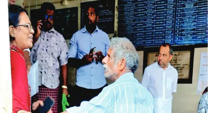 ആനുകൂല്യങ്ങൾ ലഭിച്ചില്ല ; തിരൂർ നഗരസഭയിൽ വനിതാ കൗൺസിലർക്കുനേരേ പരാതിക്കാരൻ കത്തിവീശി ആനുകൂല്യങ്ങൾ ലഭിച്ചില്ല ; തിരൂർ നഗരസഭയിൽ വനിതാ കൗൺസിലർക്കുനേരേ പരാതിക്കാരൻ കത്തിവീശി