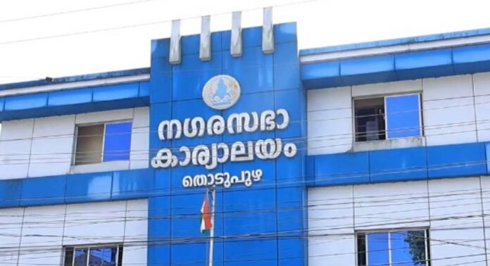 തൊടുപുഴ നഗരസഭയില് വേറിട്ട പ്രതിഷേധവുമായി ചെയര്പേഴ്സണ് സാബിറ ജലീല് തൊടുപുഴ നഗരസഭയില് വേറിട്ട പ്രതിഷേധവുമായി ചെയര്പേഴ്സണ് സാബിറ ജലീല്