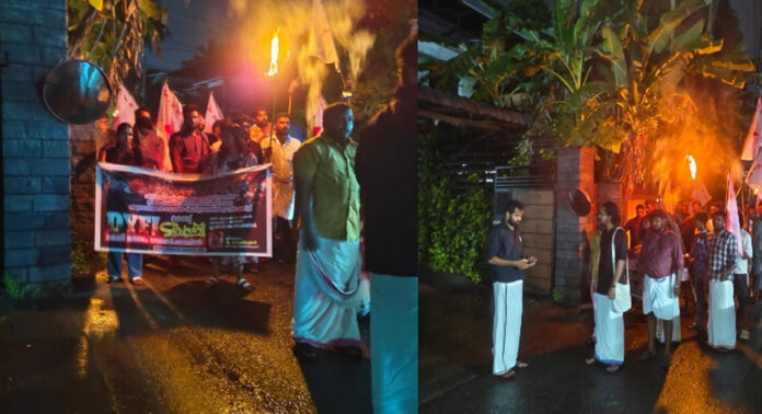 നടൻ ടോവിനോ തോമസിന് ഐക്യദാർഢ്യവുമായി ഡിവൈഎഫ്ഐ നടൻ ടോവിനോ തോമസിന് ഐക്യദാർഢ്യവുമായി ഡിവൈഎഫ്ഐ