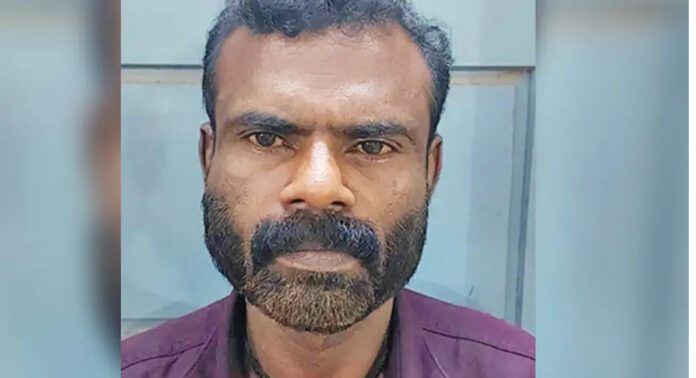 അമ്മയുടെ കഴുത്തിൽ കത്തിയമർത്തി കൈ പിടിച്ചുതിരിച്ച് ഒടിച്ചു ; മകൻ അറസ്റ്റിൽ അമ്മയുടെ കഴുത്തിൽ കത്തിയമർത്തി കൈ പിടിച്ചുതിരിച്ച് ഒടിച്ചു ; മകൻ അറസ്റ്റിൽ