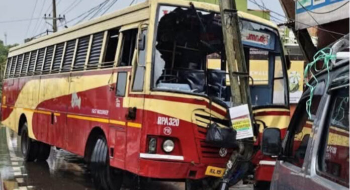 കോന്നിയില് കെ.എസ്.ആര്.റ്റി സി ബസ് ഇലക്ട്രിക് പോസ്റ്റില് ഇടിച്ച് മൂന്ന് യാത്രക്കാര്ക്ക് പരിക്ക് കോന്നിയില് കെ.എസ്.ആര്.റ്റി സി ബസ് ഇലക്ട്രിക് പോസ്റ്റില് ഇടിച്ച് മൂന്ന് യാത്രക്കാര്ക്ക് പരിക്ക്