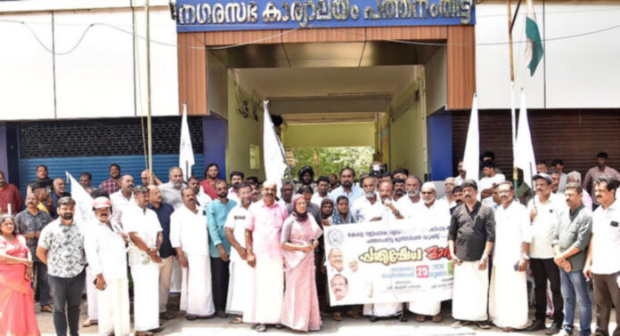 അനധികൃത വ്യാപാര മേളകള്ക്ക് അനുമതി നല്കുന്ന പത്തനംതിട്ട നഗരസഭ ഉദ്യോഗസ്ഥര്ക്കെതിരെ വ്യാപാരികളുടെ പ്രതിഷേധമിരമ്പി അനധികൃത വ്യാപാര മേളകള്ക്ക് അനുമതി നല്കുന്ന പത്തനംതിട്ട നഗരസഭ ഉദ്യോഗസ്ഥര്ക്കെതിരെ വ്യാപാരികളുടെ പ്രതിഷേധമിരമ്പി