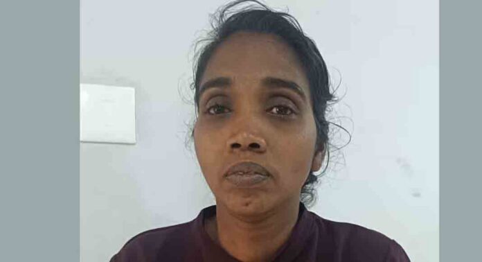 വീട്ടമ്മയുടെ മുഖത്ത് മുളക് വെള്ളം ഒഴിച്ച് സ്വർണ്ണമാല കവർന്ന യുവതി പിടിയിൽ വീട്ടമ്മയുടെ മുഖത്ത് മുളക് വെള്ളം ഒഴിച്ച് സ്വർണ്ണമാല കവർന്ന യുവതി പിടിയിൽ