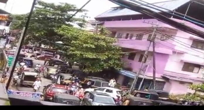 പ്രളയത്തെ അതിജീവിച്ച് റാന്നി ; ഉത്രാടപ്പാച്ചിലിൽ ജനസാഗരമായി ടൗൺ പ്രളയത്തെ അതിജീവിച്ച് റാന്നി ; ഉത്രാടപ്പാച്ചിലിൽ ജനസാഗരമായി ടൗൺ