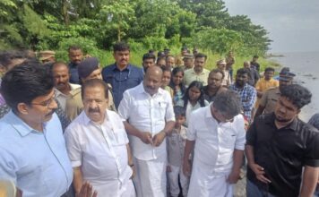 തോട്ടപ്പള്ളി സ്പിൽവേയിൽ അടിയന്തര സന്ദർശനം നടത്തി മന്ത്രിമാരായ എം ലിജുവും രമേശ് ചെന്നിത്തലയും