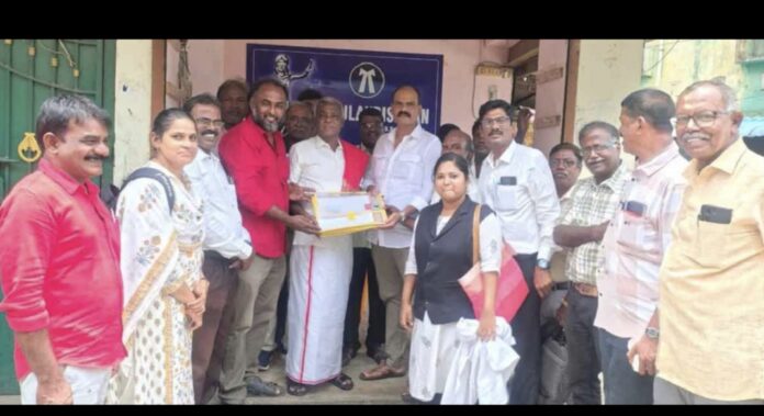 ഫിദല് കാസ്ട്രോയുടെ നൂറാം ജന്മവാര്ഷികത്തിൽ സിപിഐഎമ്മിന് സമ്മാനം ; മൂന്ന് കോടി വിലവരുന്ന വീട് ഇഷ്ടദാനം നല്കി അഭിഭാഷക ദമ്പതികള് ഫിദല് കാസ്ട്രോയുടെ നൂറാം ജന്മവാര്ഷികത്തിൽ സിപിഐഎമ്മിന് സമ്മാനം ; മൂന്ന് കോടി വിലവരുന്ന വീട് ഇഷ്ടദാനം നല്കി അഭിഭാഷക ദമ്പതികള്
