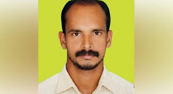 മരം മുറിക്കുന്നതിനിടെ തടി തലയിൽ വീണ് തൊഴിലാളിക്ക് ദാരുണാന്ത്യം മരം മുറിക്കുന്നതിനിടെ തടി തലയിൽ വീണ് തൊഴിലാളിക്ക് ദാരുണാന്ത്യം