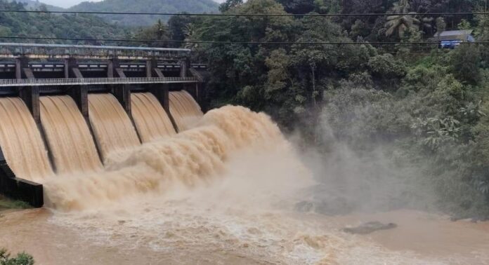 കരുവന്നൂർ പുഴയിൽ ജലനിരപ്പ് ഉയർന്നു : ഇല്ലിക്കൽ റെഗുലേറ്ററിന്റെ ഷട്ടറുകൾ ഉയർത്തുന്നു കരുവന്നൂർ പുഴയിൽ ജലനിരപ്പ് ഉയർന്നു : ഇല്ലിക്കൽ റെഗുലേറ്ററിന്റെ ഷട്ടറുകൾ ഉയർത്തുന്നു