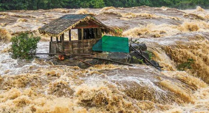 കനത്ത മഴയിൽ അതിരപ്പിള്ളിയും ചാർപ്പയും നിറഞ്ഞൊഴുകുന്നു കനത്ത മഴയിൽ അതിരപ്പിള്ളിയും ചാർപ്പയും നിറഞ്ഞൊഴുകുന്നു