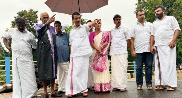 പുതമൺ അപ്പ്രോച്ച് റോഡിലെ വിള്ളൽ ; എം.എൽ.എ. സ്ഥലത്തെത്തി സ്ഥിതിഗതികൾ വിലയിരുത്തി പുതമൺ അപ്പ്രോച്ച് റോഡിലെ വിള്ളൽ ; എം.എൽ.എ. സ്ഥലത്തെത്തി സ്ഥിതിഗതികൾ വിലയിരുത്തി