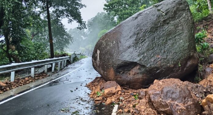 അപകടഭീതിയുയർത്തി നിലകൊള്ളുന്ന കൂറ്റൻ പാറ പൊട്ടിച്ചുനീക്കണമെന്നാവശ്യം അപകടഭീതിയുയർത്തി നിലകൊള്ളുന്ന കൂറ്റൻ പാറ പൊട്ടിച്ചുനീക്കണമെന്നാവശ്യം