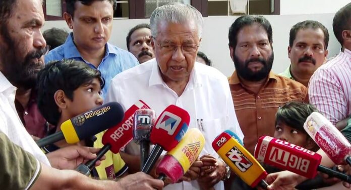 രക്ഷാപ്രവർത്തനത്തിനിടെ മരിച്ച രാജേഷിന്റെ വീട്ടിലെത്തി പ്രതിപക്ഷ നേതാവ് പിണറായി വിജയൻ രക്ഷാപ്രവർത്തനത്തിനിടെ മരിച്ച രാജേഷിന്റെ വീട്ടിലെത്തി പ്രതിപക്ഷ നേതാവ് പിണറായി വിജയൻ
