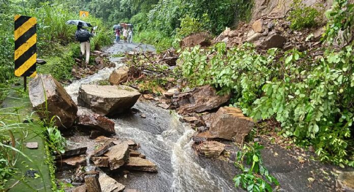 കണ്ണൂർ തൊണ്ടിക്കുന്ന് ഭാഗത്ത് വനത്തിനുള്ളിൽ വീണ്ടും ഉരുൾപൊട്ടിയതായി സംശയം കണ്ണൂർ തൊണ്ടിക്കുന്ന് ഭാഗത്ത് വനത്തിനുള്ളിൽ വീണ്ടും ഉരുൾപൊട്ടിയതായി സംശയം