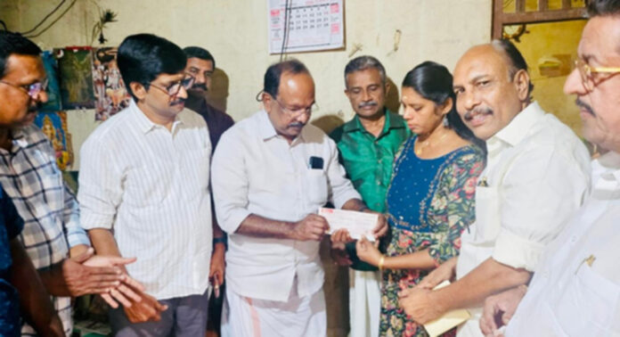 നേഴ്സിങ്ങ് വിദ്യാർത്ഥിയുടെ ക്യാൻസർ ചികിത്സക്ക് സഹായവുമായി എ.കെ.ജി.എസ്.എം.എ നേഴ്സിങ്ങ് വിദ്യാർത്ഥിയുടെ ക്യാൻസർ ചികിത്സക്ക് സഹായവുമായി എ.കെ.ജി.എസ്.എം.എ