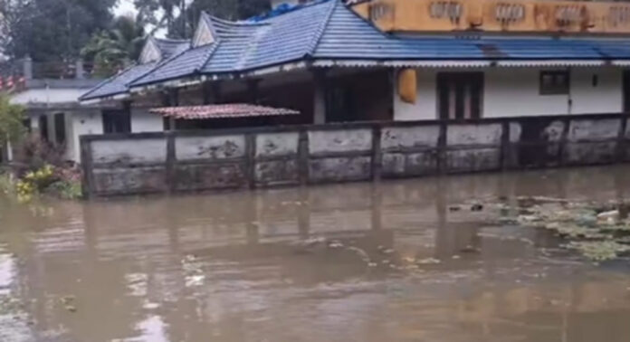 കുട്ടനാട് വീണ്ടും വെള്ളത്തിനടിയിൽ ; സർക്കാരിനെതിരെ രൂക്ഷ വിമർശനവുമായി എംഎൽഎ റെജി ചെറിയാൻ കുട്ടനാട് വീണ്ടും വെള്ളത്തിനടിയിൽ ; സർക്കാരിനെതിരെ രൂക്ഷ വിമർശനവുമായി എംഎൽഎ റെജി ചെറിയാൻ
