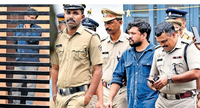 അർജുൻ ആയങ്കിയെ കസ്റ്റഡിയിലെടുത്ത് കുട്ടമ്പുഴ പോലീസ് അർജുൻ ആയങ്കിയെ കസ്റ്റഡിയിലെടുത്ത് കുട്ടമ്പുഴ പോലീസ്
