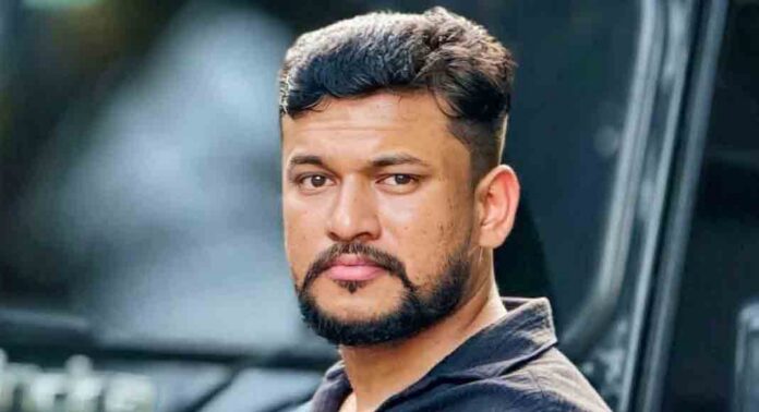 അർജുൻ ആയങ്കിയുടെ വീട്ടിൽ പോലീസ് പരിശോധന നടത്തുന്നു അർജുൻ ആയങ്കിയുടെ വീട്ടിൽ പോലീസ് പരിശോധന നടത്തുന്നു