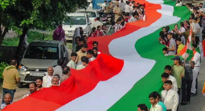 370-ാം അനുച്ഛേദം റദ്ദാക്കിയതിന്റെ ഏഴാം വാർഷികം ; ജമ്മു-കശ്മീരിൽ പ്രതിഷേധമാർച്ചും ആഘോഷവും 370-ാം അനുച്ഛേദം റദ്ദാക്കിയതിന്റെ ഏഴാം വാർഷികം ; ജമ്മു-കശ്മീരിൽ പ്രതിഷേധമാർച്ചും ആഘോഷവും
