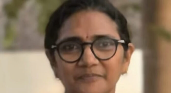 കണ്ണൂരിൽ ഹെൽത്ത് ഇൻസ്പെക്ടർ ദീപ ലേഖ കുഴഞ്ഞ് വീണ് മരിച്ചതിന് കാരണം അന്യായ സ്ഥലം മാറ്റമാണെന്ന് ബന്ധുക്കൾ കണ്ണൂരിൽ ഹെൽത്ത് ഇൻസ്പെക്ടർ ദീപ ലേഖ കുഴഞ്ഞ് വീണ് മരിച്ചതിന് കാരണം അന്യായ സ്ഥലം മാറ്റമാണെന്ന് ബന്ധുക്കൾ