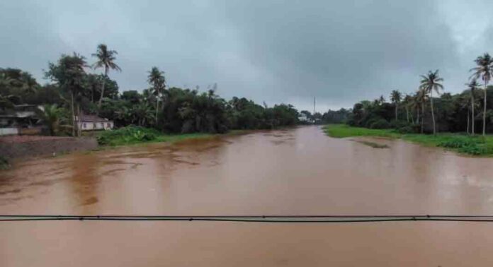 കുട്ടനാടും അപ്പർകുട്ടനാടും പൂർണമായും വെള്ളത്തിൽ മുങ്ങി ; ആലപ്പുഴയിൽ 21 ദുരിതാശ്വാസ ക്യാമ്പുകൾ കുട്ടനാടും അപ്പർകുട്ടനാടും പൂർണമായും വെള്ളത്തിൽ മുങ്ങി ; ആലപ്പുഴയിൽ 21 ദുരിതാശ്വാസ ക്യാമ്പുകൾ