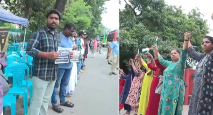 എൽപിഎസ്ടി റാങ്ക് ഹോൾഡേഴ്സ് സമരം : സെക്രട്ടറിയേറ്റിന് മുന്നിൽ പുല്ല് തിന്ന് പ്രതിഷേധം എൽപിഎസ്ടി റാങ്ക് ഹോൾഡേഴ്സ് സമരം : സെക്രട്ടറിയേറ്റിന് മുന്നിൽ പുല്ല് തിന്ന് പ്രതിഷേധം