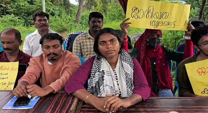 മലയാളം സർവകലാശാലയിലെ പരിസ്ഥിതി പഠന വിഭാഗം ഗവേഷക വിദ്യാർഥിനിയുടെ അനിശ്ചിതകാല സമരം 14-ാം ദിവസത്തിലേക്ക് കടന്നു മലയാളം സർവകലാശാലയിലെ പരിസ്ഥിതി പഠന വിഭാഗം ഗവേഷക വിദ്യാർഥിനിയുടെ അനിശ്ചിതകാല സമരം 14-ാം ദിവസത്തിലേക്ക് കടന്നു