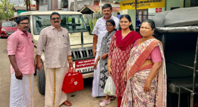 പ്രളയ ദുരന്തത്തില് പെട്ട് ക്യാമ്പുകള് കഴിയുന്നവര്ക്ക് ഭക്ഷണപ്പൊതികളെത്തിച്ച് മണി മാഷ് പ്രളയ ദുരന്തത്തില് പെട്ട് ക്യാമ്പുകള് കഴിയുന്നവര്ക്ക് ഭക്ഷണപ്പൊതികളെത്തിച്ച് മണി മാഷ്
