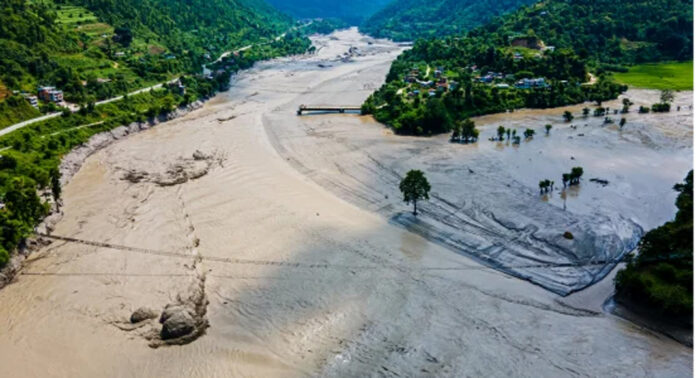 ദുരന്തത്തിന്റെ വ്യാപ്തി വർധിക്കുന്നതിനിടെ തിരിച്ചറിയാനാവാത്ത മൃതദേഹങ്ങൾ കൂട്ടത്തോടെ സംസ്കരിക്കാൻ സർക്കാർ തീരുമാനിച്ചു ദുരന്തത്തിന്റെ വ്യാപ്തി വർധിക്കുന്നതിനിടെ തിരിച്ചറിയാനാവാത്ത മൃതദേഹങ്ങൾ കൂട്ടത്തോടെ സംസ്കരിക്കാൻ സർക്കാർ തീരുമാനിച്ചു