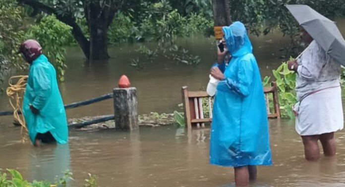 പന്തളം കടയ്ക്കാട് വീടുകളില് വെള്ളം കയറി തുടങ്ങി : പ്രദേശവാസികളെ സ്ഥലത്ത് നിന്നും മാറ്റുന്നു പന്തളം കടയ്ക്കാട് വീടുകളില് വെള്ളം കയറി തുടങ്ങി : പ്രദേശവാസികളെ സ്ഥലത്ത് നിന്നും മാറ്റുന്നു
