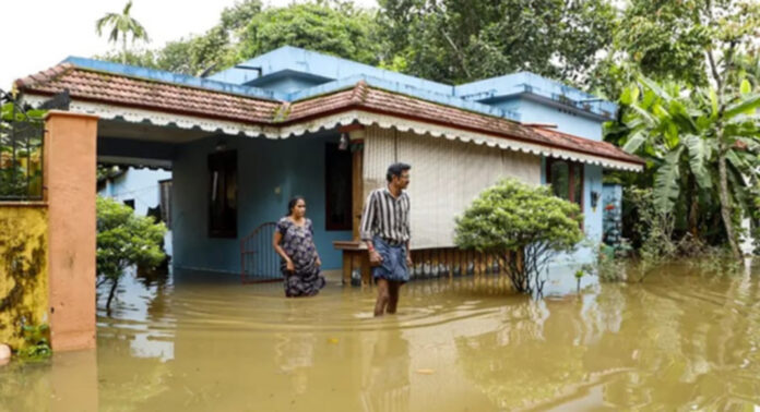 പത്തനംതിട്ട ജില്ലയില് പ്രളയം ശമിച്ചപ്പോള് രോഗ ഭീതിയും ഒഴിയുന്നില്ല പത്തനംതിട്ട ജില്ലയില് പ്രളയം ശമിച്ചപ്പോള് രോഗ ഭീതിയും ഒഴിയുന്നില്ല