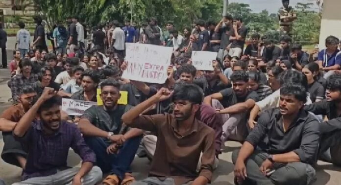 സേ പരീക്ഷ ഫീസ് കുറച്ചു, വിദ്യാർഥികളുടെ ആവശ്യങ്ങൾ അംഗീകരിച്ച് കോതമംഗലം എം എ കോളജ് ; പ്രതിഷേധം തുടർന്ന് വിദ്യാർഥികൾ സേ പരീക്ഷ ഫീസ് കുറച്ചു, വിദ്യാർഥികളുടെ ആവശ്യങ്ങൾ അംഗീകരിച്ച് കോതമംഗലം എം എ കോളജ് ; പ്രതിഷേധം തുടർന്ന് വിദ്യാർഥികൾ