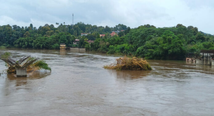 പമ്പയിലെ പ്രളയജലമിറങ്ങി : അവശേഷിക്കുന്നത് മാലിന്യക്കൂമ്പാരങ്ങൾ പമ്പയിലെ പ്രളയജലമിറങ്ങി : അവശേഷിക്കുന്നത് മാലിന്യക്കൂമ്പാരങ്ങൾ