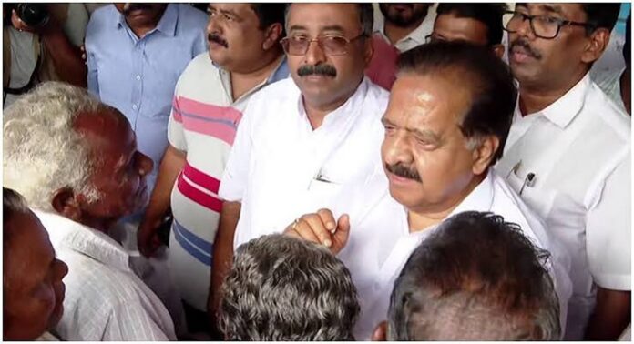 തിരുവല്ലയിലെ ദുരിതാശ്വാസ ക്യാമ്പ് സന്ദർശിച്ച ആഭ്യന്തര മന്ത്രി രമേശ് ചെന്നിത്തല തിരുവല്ലയിലെ ദുരിതാശ്വാസ ക്യാമ്പ് സന്ദർശിച്ച ആഭ്യന്തര മന്ത്രി രമേശ് ചെന്നിത്തല