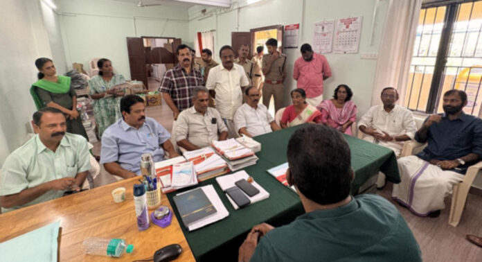 റാന്നിയിലെ പ്രളയത്തിന്റെ അനന്തര ഫലങ്ങള് തഹല്സീദാരുടെ ശ്രദ്ധയില്പ്പെടുത്തി എല്.ഡി.എഫ് നേതാക്കള് റാന്നിയിലെ പ്രളയത്തിന്റെ അനന്തര ഫലങ്ങള് തഹല്സീദാരുടെ ശ്രദ്ധയില്പ്പെടുത്തി എല്.ഡി.എഫ് നേതാക്കള്