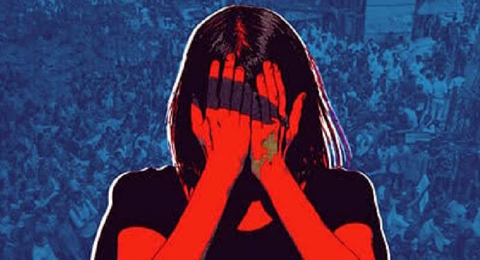 കുളിക്കുന്ന ദൃശ്യങ്ങൾ പ്രചരിപ്പിക്കുമെന്ന് ഭീഷണിപ്പെടുത്തി രണ്ട് പേർ തന്നെ ലൈംഗികമായി പീഡിപ്പിച്ചുവെന്ന് യുവതിയുടെ പരാതി കുളിക്കുന്ന ദൃശ്യങ്ങൾ പ്രചരിപ്പിക്കുമെന്ന് ഭീഷണിപ്പെടുത്തി രണ്ട് പേർ തന്നെ ലൈംഗികമായി പീഡിപ്പിച്ചുവെന്ന് യുവതിയുടെ പരാതി
