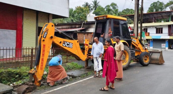 ഓമല്ലൂര് പുത്തന്പീടിക ഷട്ടര് ജംഗ്ഷനിലെ ഓടകള് വൃത്തിയാക്കി : വെള്ളക്കെട്ട് ഭീഷണി ഒഴിഞ്ഞു ഓമല്ലൂര് പുത്തന്പീടിക ഷട്ടര് ജംഗ്ഷനിലെ ഓടകള് വൃത്തിയാക്കി : വെള്ളക്കെട്ട് ഭീഷണി ഒഴിഞ്ഞു