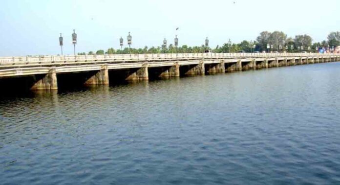 തോട്ടപ്പള്ളി സ്പില്വേയിൽ മാലിന്യനീക്കം തുടങ്ങി ; ദേശീയപാതയിൽ വൻ ഗതാഗതക്കുരുക്ക് തോട്ടപ്പള്ളി സ്പില്വേയിൽ മാലിന്യനീക്കം തുടങ്ങി ; ദേശീയപാതയിൽ വൻ ഗതാഗതക്കുരുക്ക്