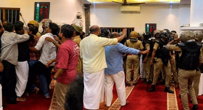 മാടാക്കര പള്ളിയിലെ ലാത്തിച്ചാർജ് ; പോലീസുകാരെ സ്ഥലം മാറ്റിയതിൽ വിശദീകരണവുമായി കോഴിക്കോട് റൂറൽ പോലീസ് മേധാവി മാടാക്കര പള്ളിയിലെ ലാത്തിച്ചാർജ് ; പോലീസുകാരെ സ്ഥലം മാറ്റിയതിൽ വിശദീകരണവുമായി കോഴിക്കോട് റൂറൽ പോലീസ് മേധാവി
