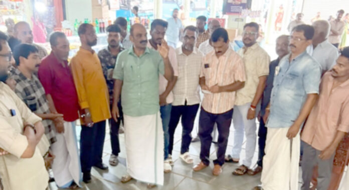 പത്തനംതിട്ട നഗരത്തില് ഗുണ്ടാ ആക്രമണം – വ്യാപാര സ്ഥാപനങ്ങളും കാറും തകര്ത്തു : പ്രതിഷേധവുമായി വ്യാപാരികള് പത്തനംതിട്ട നഗരത്തില് ഗുണ്ടാ ആക്രമണം – വ്യാപാര സ്ഥാപനങ്ങളും കാറും തകര്ത്തു : പ്രതിഷേധവുമായി വ്യാപാരികള്