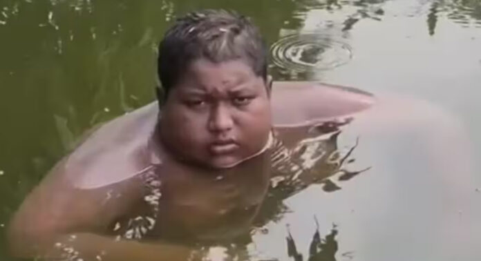 ഒരു മാസമായി കുളത്തിൽ നിന്ന് കരയിലേക്ക് വരാൻ വിസമ്മതിച്ച് 16 വയസുകാരൻ ഒരു മാസമായി കുളത്തിൽ നിന്ന് കരയിലേക്ക് വരാൻ വിസമ്മതിച്ച് 16 വയസുകാരൻ