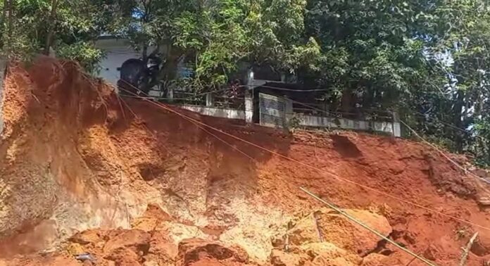 കോഴിക്കോട് വടകര ദേശീയപാതയിൽ വീണ്ടും ഭീതി പടർത്തി മണ്ണിടിച്ചിൽ കോഴിക്കോട് വടകര ദേശീയപാതയിൽ വീണ്ടും ഭീതി പടർത്തി മണ്ണിടിച്ചിൽ