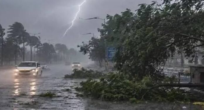 സംസ്ഥാനത്ത് കാലാവസ്ഥ വീണ്ടും മാറുന്നു; ഇടിമിന്നലോടുകൂടിയ ശക്തമായ മഴയ്ക്ക് സാധ്യതയെന്ന് മുന്നറിയിപ്പ് സംസ്ഥാനത്ത് കാലാവസ്ഥ വീണ്ടും മാറുന്നു; ഇടിമിന്നലോടുകൂടിയ ശക്തമായ മഴയ്ക്ക് സാധ്യതയെന്ന് മുന്നറിയിപ്പ്