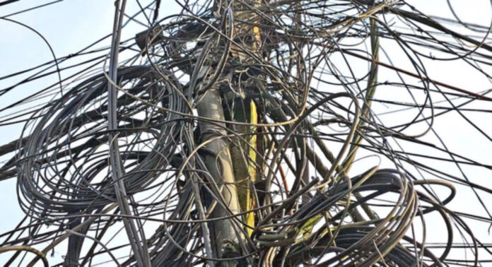 ഇലക്ട്രിക് പോസ്റ്റുകളില് അലക്ഷ്യമായി കെട്ടിയ കേബിളുകൾ നീക്കം ചെയ്യണം : വ്യാപാരി വ്യവസായി ഏകോപന സമിതി പത്തനംതിട്ട യൂണിറ്റ് ഇലക്ട്രിക് പോസ്റ്റുകളില് അലക്ഷ്യമായി കെട്ടിയ കേബിളുകൾ നീക്കം ചെയ്യണം : വ്യാപാരി വ്യവസായി ഏകോപന സമിതി പത്തനംതിട്ട യൂണിറ്റ്